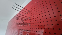 dierovaná stena - red + háčiky