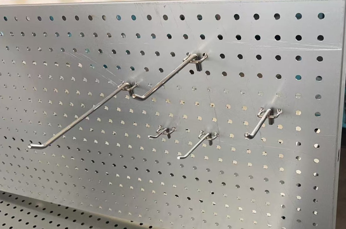 háčik na dierovanú stenu 20cm