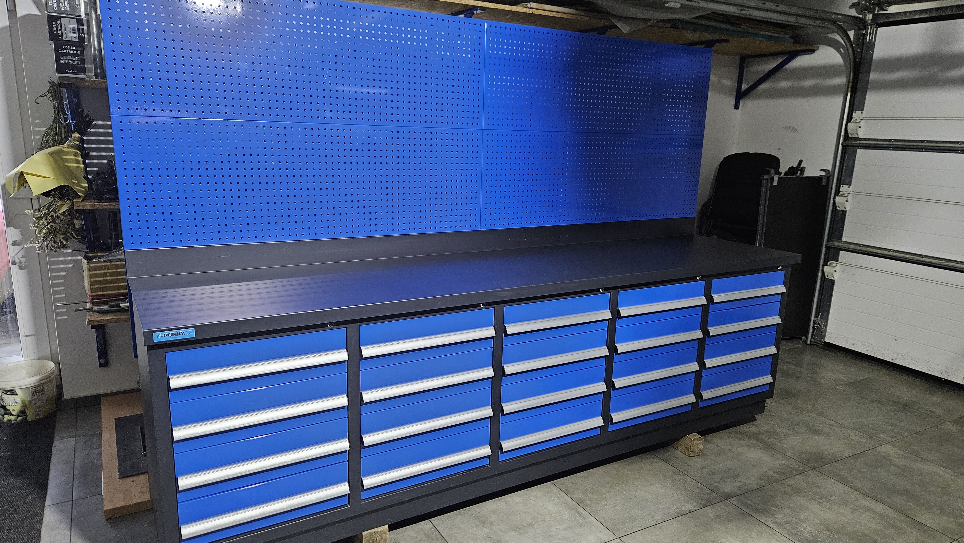 dierovaná stena 285x90cm - blue