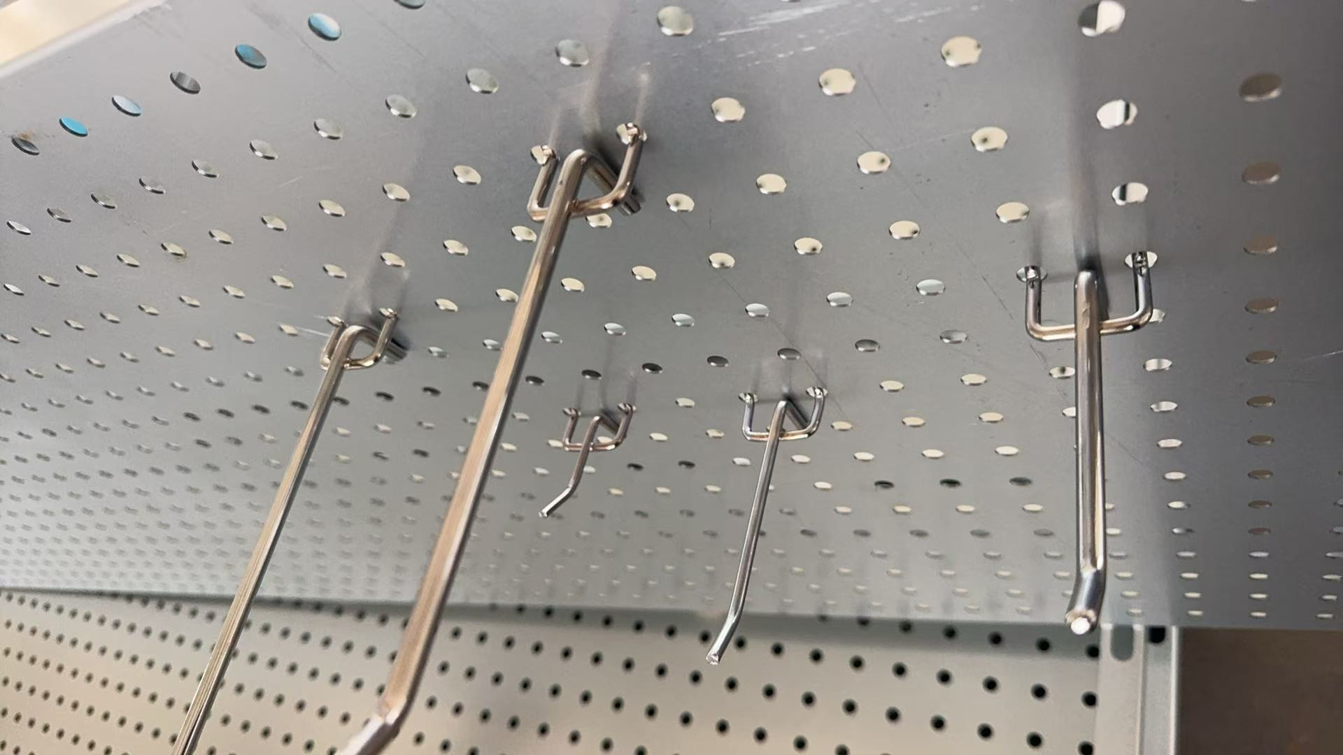 háčik na dierovanú stenu 15cm