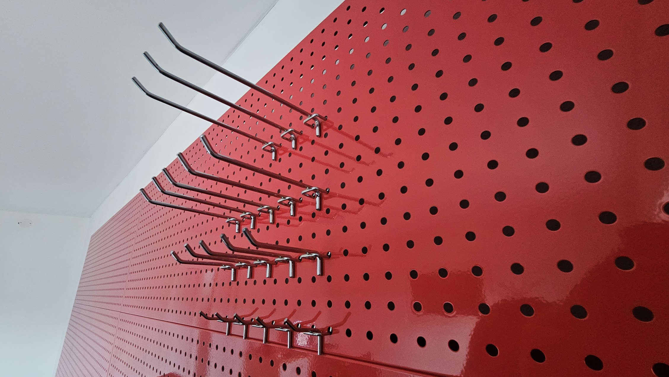 dierovaná stena 285x90cm - red