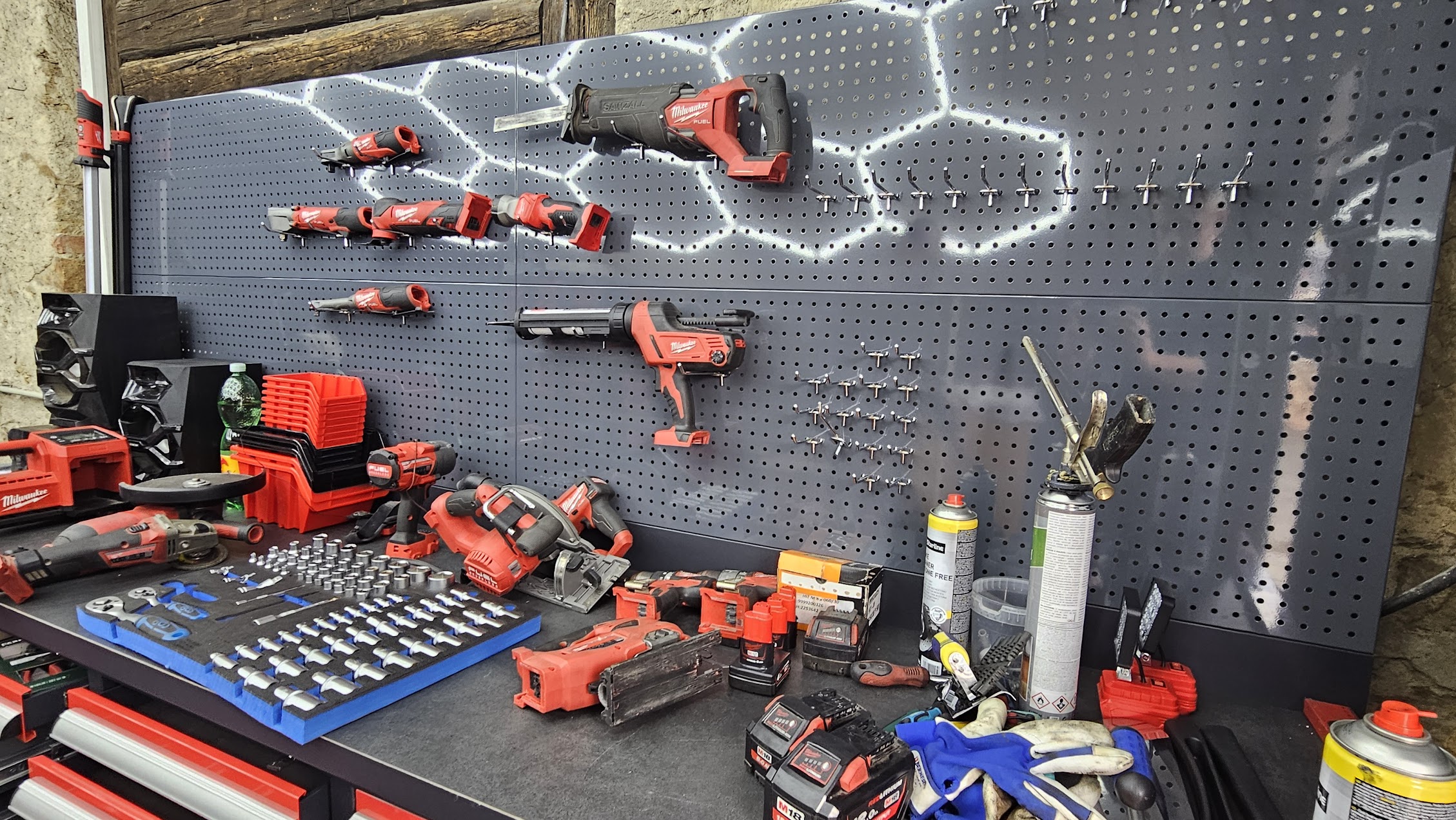 dierovaná stena 285x90cm - antracit