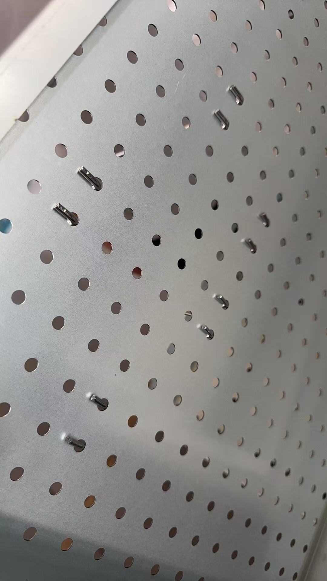 háčik na dierovanú stenu 5cm