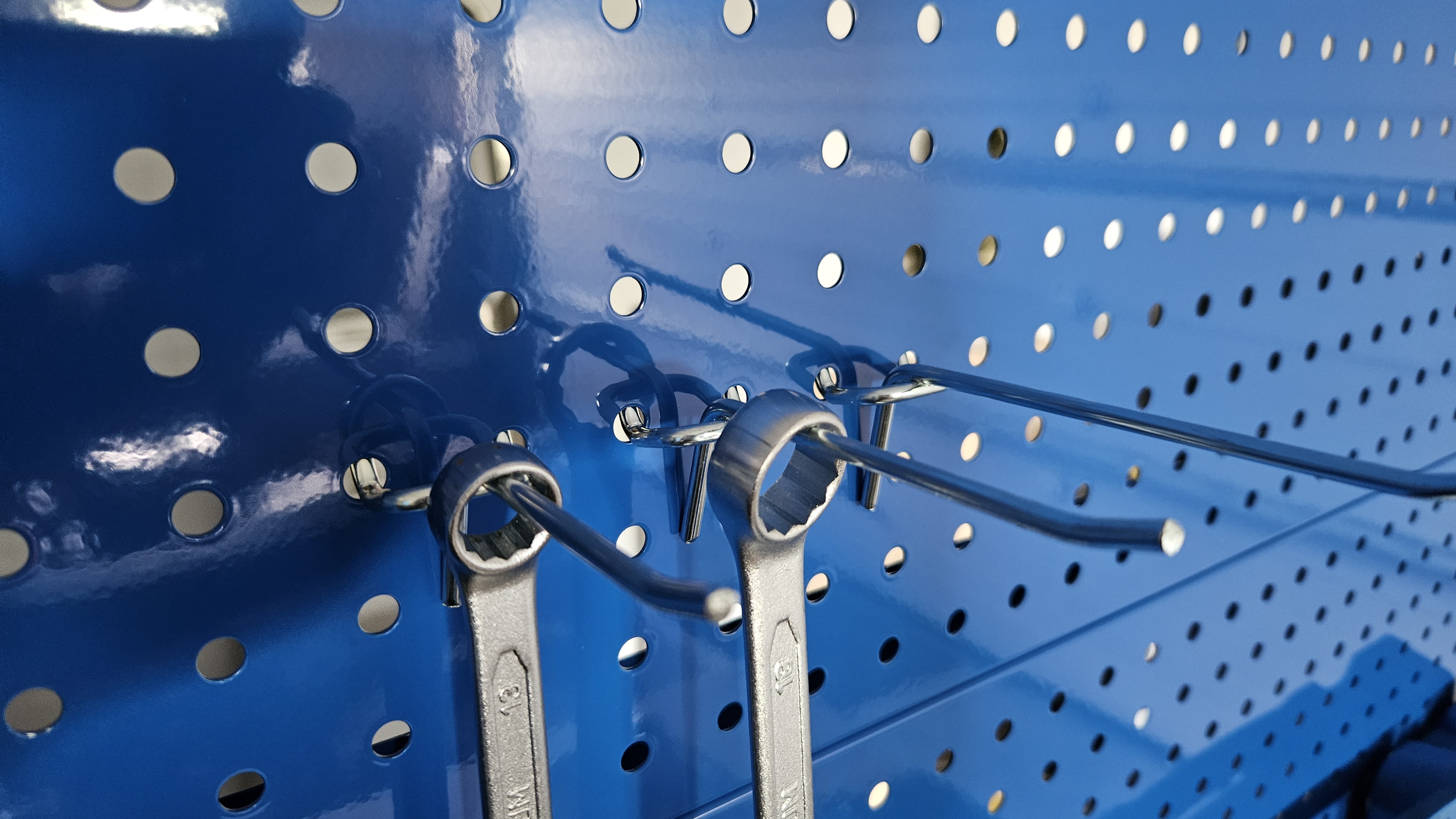 háčik na dierovanú stenu 15cm