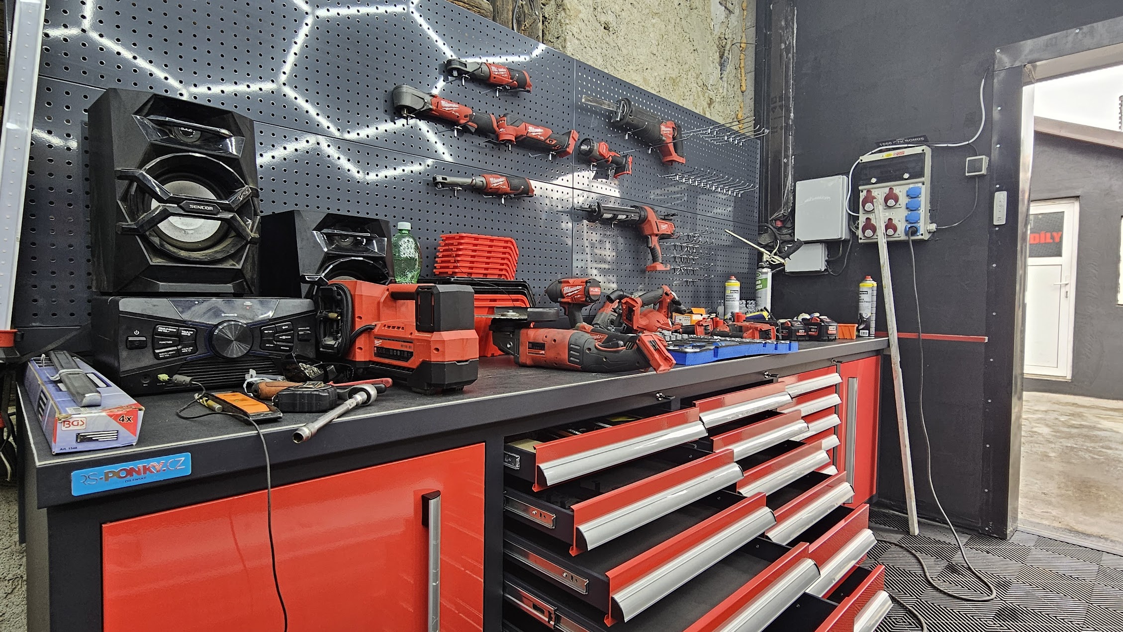 dierovaná stena 285x90cm - antracit