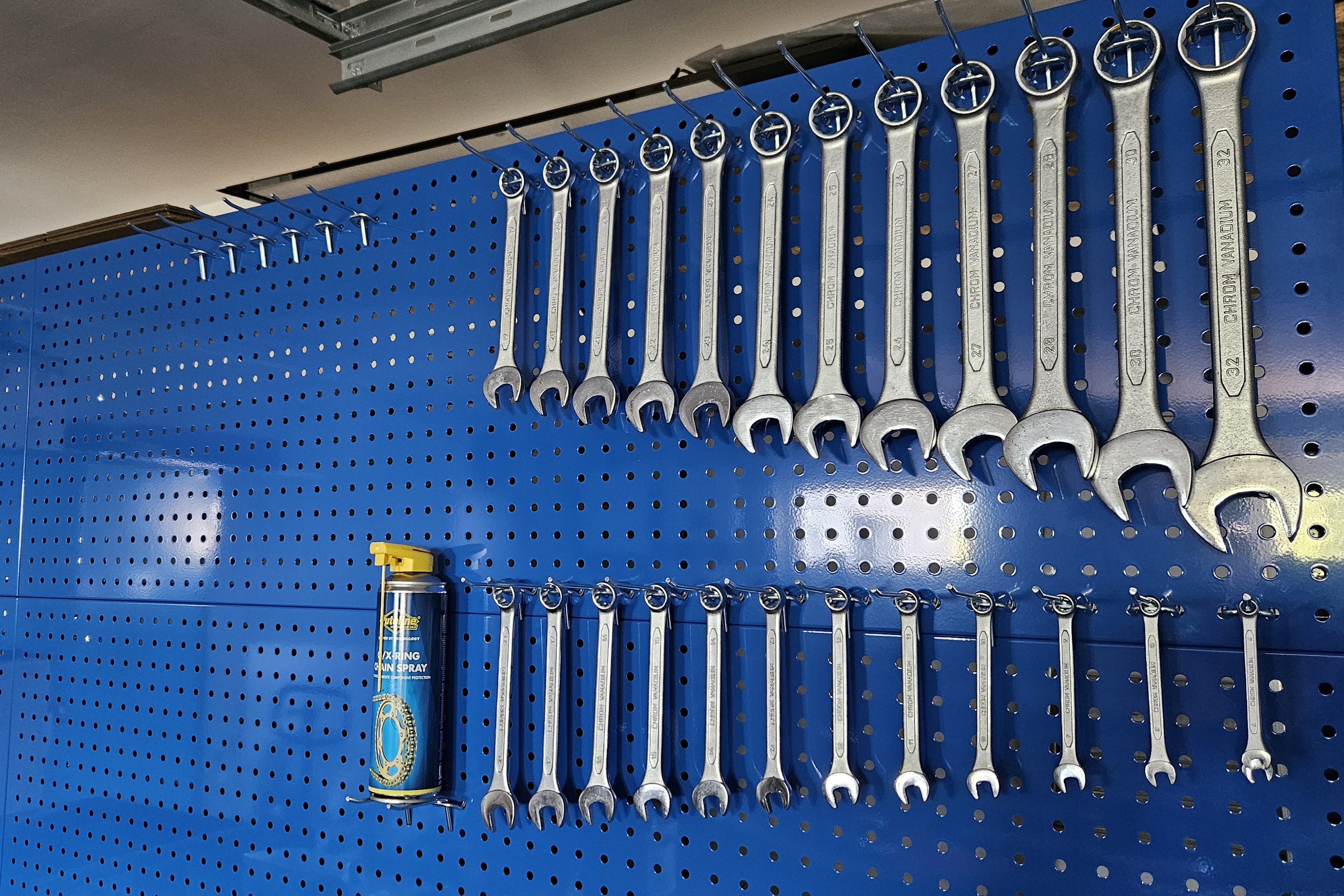 háčik na dierovanú stenu 20cm