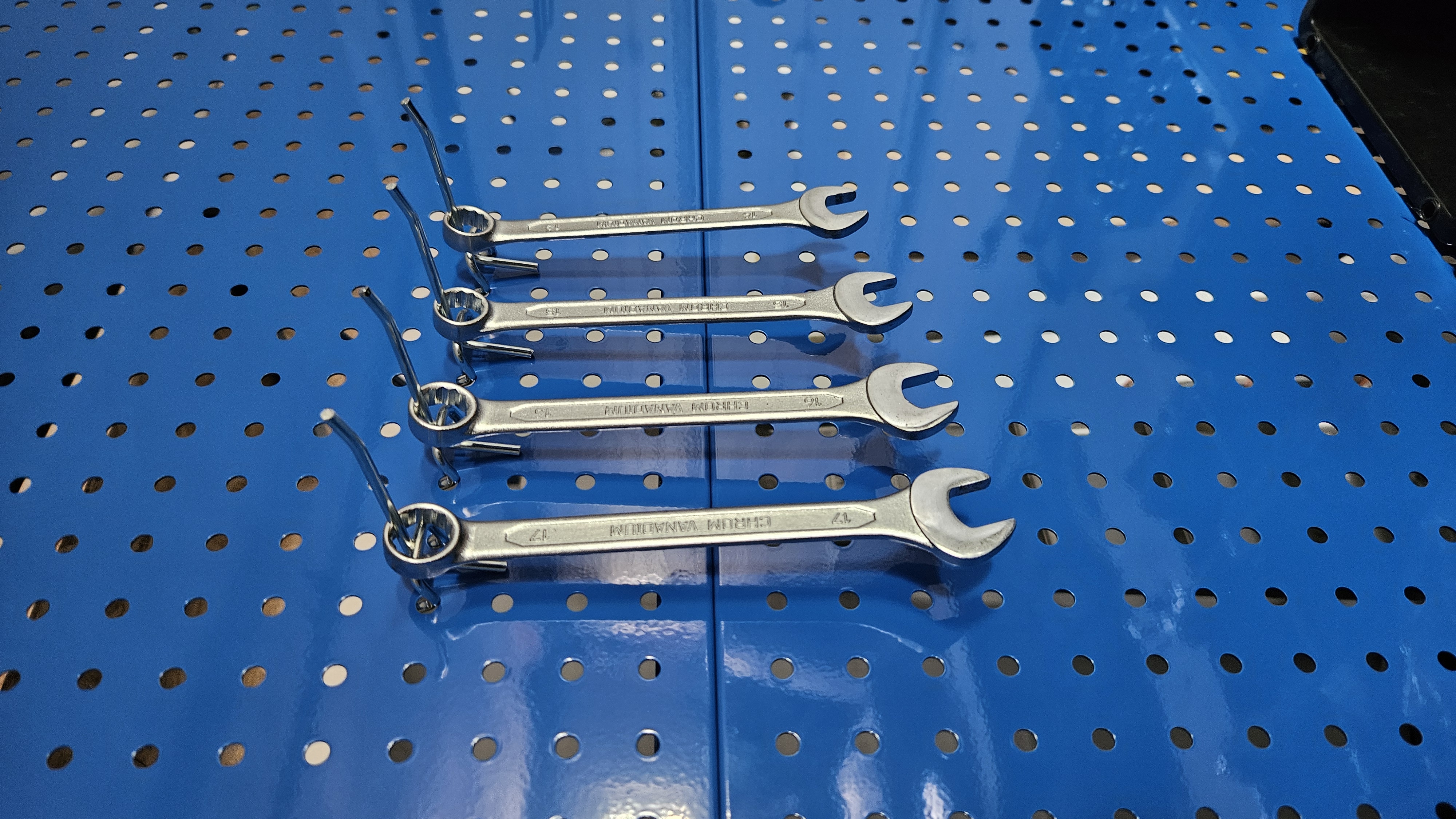 háčik na dierovanú stenu 20cm