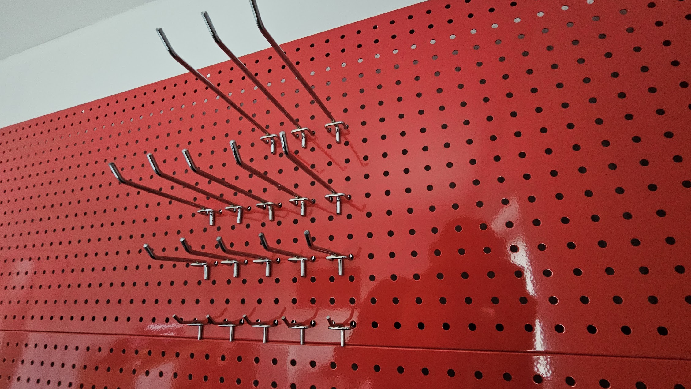 dierovaná stena 285x90cm - red